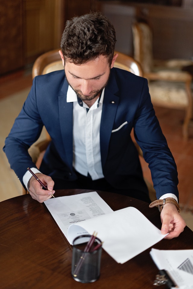 Combien de Temps un Notaire Peut Garder l'Argent d'une Succession